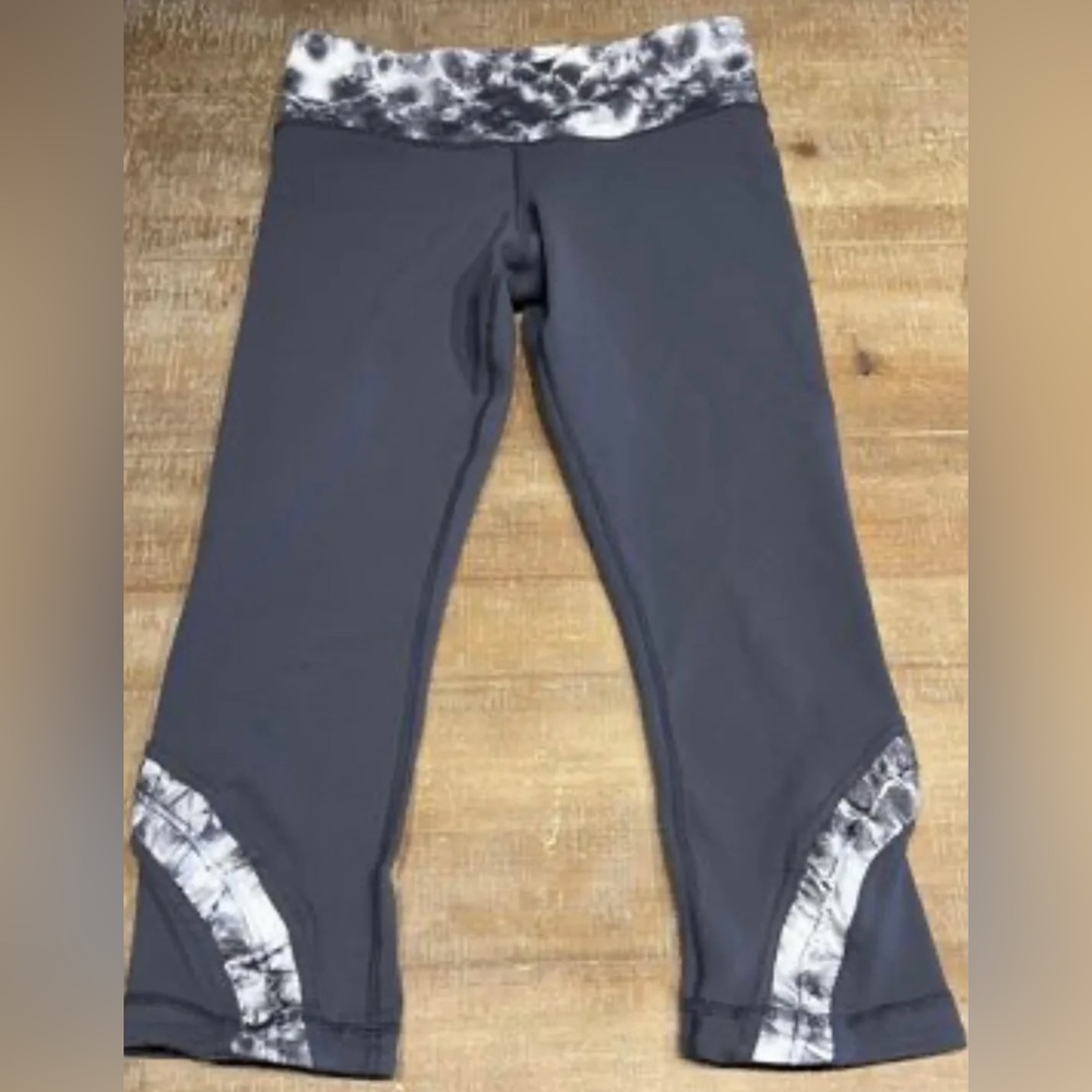 Lululemon Cropped Yogi Dance Pant Gray Black Roses RARE! - Picture 1 of 8